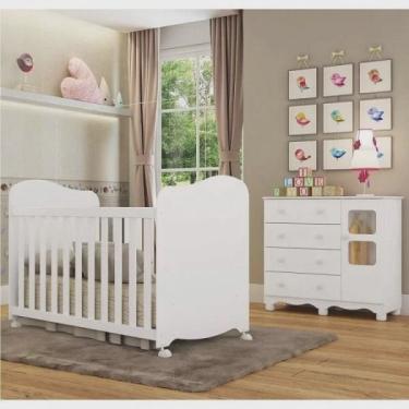Imagem de Quarto de Bebê com Berço Americano e Cômoda 4 Gavetas e 1 Porta Uli Móveis Peroba Branco
