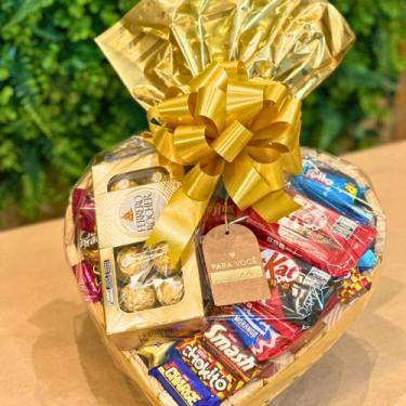 Imagem de Cesta De Chocolate Em Formato De Coração Com Lindo Laço - THE DRINK PR
