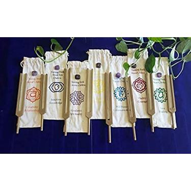 Imagem de KASHSURG Conjunto de diapasão Yantra Chakra dourado com sacos individuais marcados por chacra, um martelo e pedras preciosas de palmeira naturais gravadas