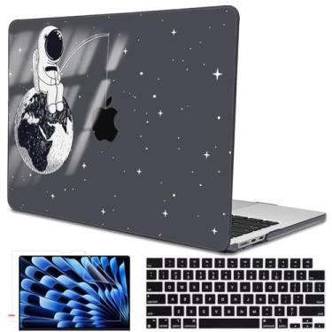 Imagem de LCMOCICO Capa para MacBook Air de 13,6 polegadas 2025 2024 2023 2022 versão modelo A3240 M4 A3113 M3 A2681 M2, capa rígida de plástico com estampa preta cristal para Mac Air 13,6 M4 2025, Astronaut
