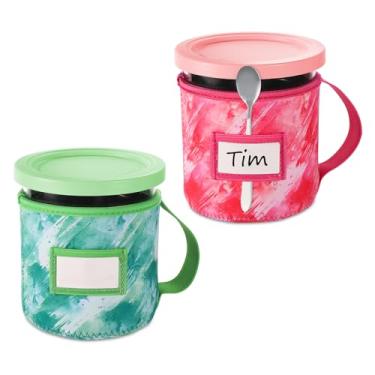 Imagem de 2 peças de mangas de neoprene para sorvete, impressões tie-dye reutilizáveis com isolamento térmico para canecas de sorvete Ninja Creami com alça de suporte de colher e slot para placa de nome (680 g