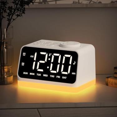 Imagem de JALL Despertador digital com rádio FM para quarto, luz noturna de 8 cores com porta de carregamento, máquinas de som de sono com temporizador, alarme duplo (branco com fonte branca)