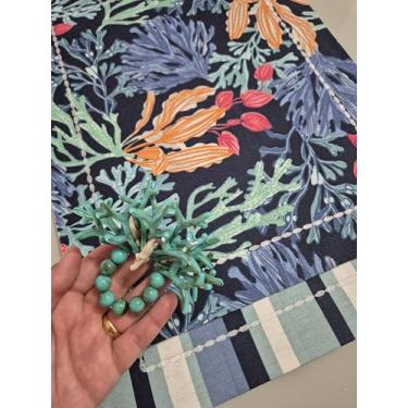 Imagem de Kit Jogo Americano Dupla Face (6 lugares) Tecido Impermeável Fundo do Mar Corais + 6 Porta Guardanapos | Mesa Posta