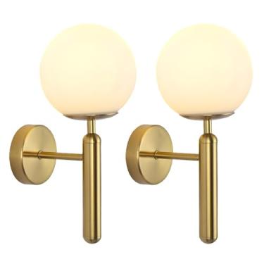Imagem de Conjunto de duas arandelas de parede em latão com globo de vidro leitoso e acabamento em dourado escovado. Luminárias de parede modernas para banheiro, estilo meados do século XX. Conjunto d