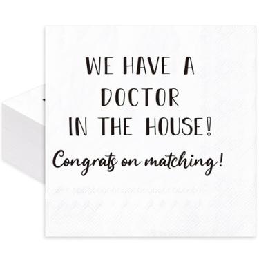 Imagem de FYSUIMU Guardanapo de papel de graduação de médico com 50 peças We Have A Doctor In The House Guardanapo de jantar descartável PhD Parabéns Médicos Grad Luncheon Guardanapos para suprimentos de
