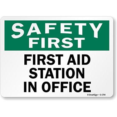 Imagem de SmartSign Etiqueta "Safety First - First Aid Station In Office" | Vinil laminado de 25,4 cm x 35,5 cm