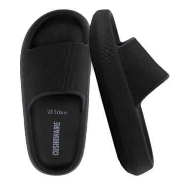Imagem de CUSHIONAIRE Pantufas femininas Feather EVA – Chinelos femininos confortáveis, sapatos de banho internos e externos, chinelos essenciais para praia, Preto, 35
