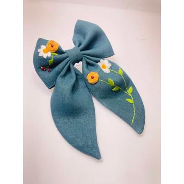 Imagem de Laço Decorativo em Tecido verde escuro com Bordado Floral, Flores Brancas e Amarelas, Estilo Primaveril