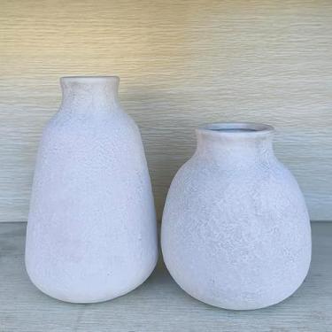 Imagem de Conjunto de 2 vasos de cerâmica para decoração de casa, vasos de terracota rústicos esbranquiçados artesanais de 15,5 cm + 21 cm, decoração de fazenda vintage, vasos decorativos minimalistas para mesa