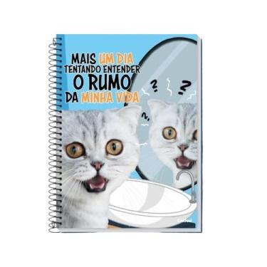 Imagem de Caderno Universitário Escolar Grande Vida de Pet Coleção 2026 1 Matéria 80 Folhas Meme Brasileiro Memes BR Tamanho 20 x 27,5 cm (Mais um dia)