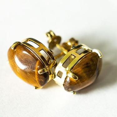 Imagem de Brinco Topinho Cabochão Oval Pedra Olho de Tigre Dourado - CristaisdeC