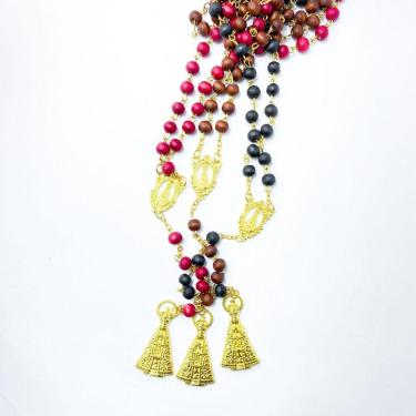 Imagem de Kit 2 Terços detalhes madeira medalhas de Nossa Senhora Aparecida dourado proteção artigo religioso 