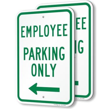 Imagem de SmartSign Placa Employee Parking Only com seta para a esquerda - pacote com 2, 30,5 cm x 45,7 cm, composto de alumínio (ACM) de 80 mm de espessura, furos pré-perfurados, verde e branco, feito nos EUA