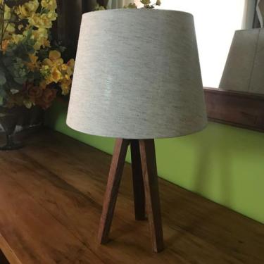 Imagem de Abajur Luxo Moderno De Mesa Palha Tripé Madeira - Minas Artesanato