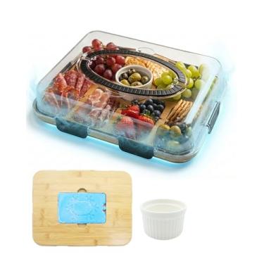 Imagem de Tábua de charcutaria com tampa e gelo, 6 laches de pressão atualizadas, copo de molho incluído, bandeja de queijo portátil grande com alça, bandeja de servir para piquenique e piscina, presentes de
