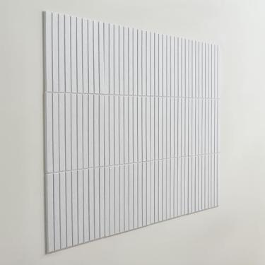 Imagem de Quadro de avisos 122 x 91 cm, 12 unidades 30 x 30 cm azulejos de parede de feltro quadrado com fita autoadesiva, quadro de visão DIY para cubículo, alternativa de quadro de cortiça de 10 x 8 cm para