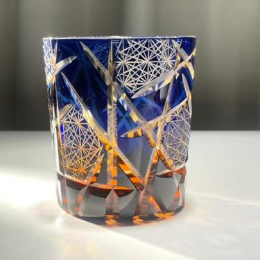 Imagem de Copo de uísque com corte de cristal, padrão geométrico azul e âmbar, vidro antigo estilo vintage (noite estrelada 1)