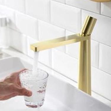 Imagem de Torneira de lavatório Pia de banheiro Manípulo único Água quente fria Guindaste Misturador de lavagem Torneira montada no convés, Dourada (alta)