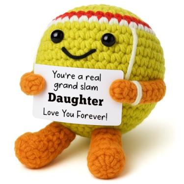 Imagem de YUEYUQIU Presentes para filha de mamãe pai, Grand Slam Daughter bola de tênis de crochê feita à mão, aniversário engraçado para ela, melhor presente de filha adolescente adulta, decoração de quarto