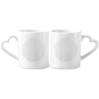 Imagem de Conjunto de canecas de porcelana para casal, fundo de veias de madeira brancas, conjunto de canecas de cerâmica para amantes,