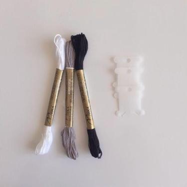 Imagem de 3 meadas para bordar - cores branca cinza e preta - bordado livre pont