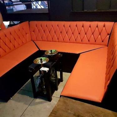 Imagem de Poltrona em u 2x2x2 laranja e preto capitonê a mão - O REI DAS POLTRON