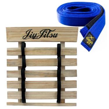 Imagem de Quadro Porta Faixas De Jiu Jitsu Pinus + Faixa Azul Xgear - Onne
