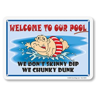 Imagem de SmartSign Placa de metal engraçada "Welcome to Our Pool - We Don't Skinny Dip, We Chunky Dunk", impressa em tela, alumínio laminado à prova de ferrugem de 40 mm, multicolorido