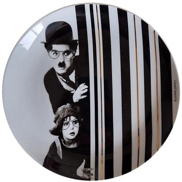 Imagem de Prato De Porcelana Chaplin E O Menino Com Linhas Em Ouro - 19 Cm