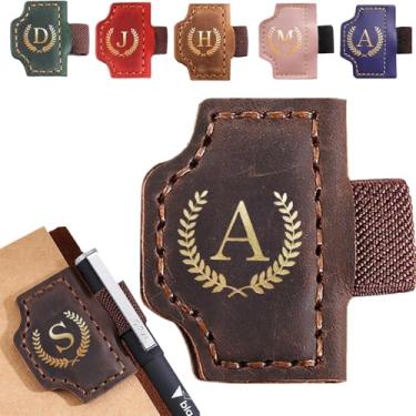 Imagem de Marcador de livro personalizado com suporte de caneta, marcador magnético de couro, 26 letras, presentes para amantes de livros, leitores, marcadores de livro de couro para homens e mulheres (café, A)