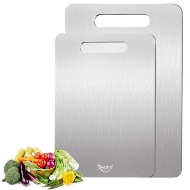 Imagem de Pacote com 2 tábuas de corte de titânio - Tábuas de corte de titânio 100% puro para kitche, fácil de limpar, tábua de corte dupla face de grau alimentício para carnes, frutas e legumes (M&L)