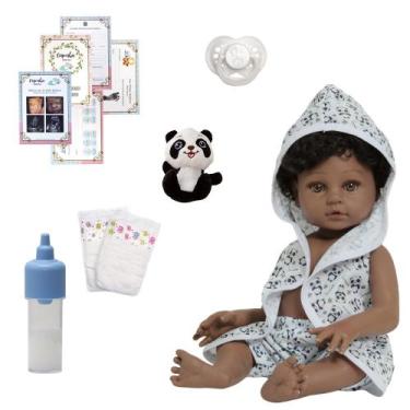Imagem de Bebê Reborn Masculino Cabelo Enrolado Roupão Panda e Itens - Cegonha R