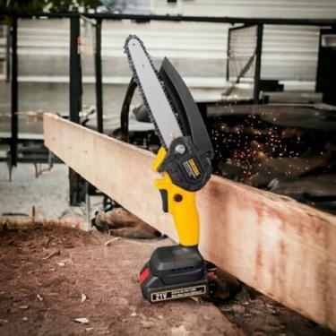 Imagem de Mini Motosserra Elétrica 6" Portátil Bivolt com Bateria Recarregável para Poda e Corte de Galhos