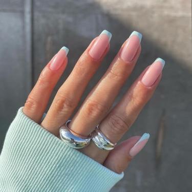 Imagem de Kit de unhas prensadas quadradas médias francesas de cola falsa com design francês simples cobertura completa bastão falso artificial em unha de acrílico para mulheres uso diário 24 peças