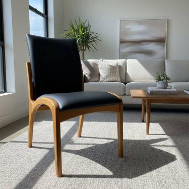 Imagem de Cadeira Aura Estofada Estrutura Em Madeira Maciça Courino Preto Conforto Para Sala De Jantar Mobília Decor