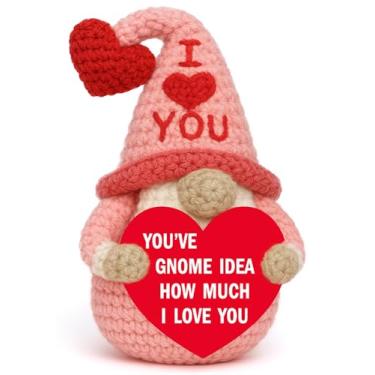 Imagem de YUEYUQIU Presente exclusivo de gnomo rosa de crochê feito à mão – Presente romântico de aniversário de casamento, dia dos namorados, presente de aniversário para namorado, namorada, marido, esposa
