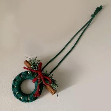 Imagem de Enfeite de Natal de macramê tecido à mão – Decoração de Natal verde boho com desenhos de bengala doce, rena e floco de neve (verde escuro)