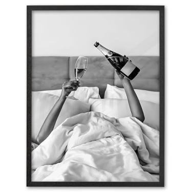 Imagem de EcoHest Arte de parede emoldurada de madeira de carvalho maciça preta de 30,5 x 40,6 cm, impressão feminina bebendo vinho na cama, tela feminista preta e branca, decoração de parede retrô de carrinho