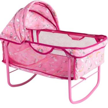 Imagem de Berço de Boneca Infantil Reborn com Tela Respirável, Balanço Dobrável e Capota Ajustável – Estrutura Reforçada e Pés Dobráveis, Tecido Rosa Estampado Brinquedo Educativo e Decorativo.