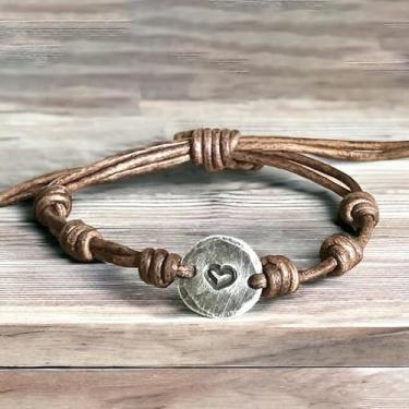 Imagem de 1 pulseira de couro redonda em forma de coração estilo vintage, 20 a 22 cm, perfeita para presentes femininos de viagem e férias.