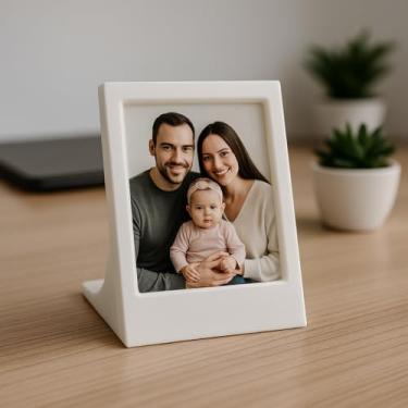 Imagem de Mini moldura decorativa minimalista para fotos Instax com fita rosa, gravata borboleta e detalhe de margarida (branca)