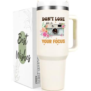 Imagem de Qtencas Presentes de fotógrafos para mulheres, presente para fotógrafos, Don't Lose Your Focus Copo de viagem isolado de 1,134 g, presentes legais de aniversário de Natal para amantes de câmeras