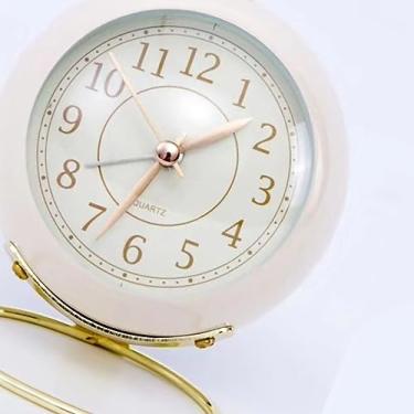Imagem de Generic Relógio de Mesa Redondo de Metal, Despertador Silencioso de Quartzo Com Luz Noturna para Quarto, Escola, Relógio Pequeno Resistente à Corrosão (Branco Cremoso, Capa Dourada)