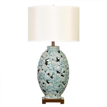 Imagem de Abajur de mesa em cerâmica com estampa de flor azul, 65 cm (25,6"), estilo Chinoiserie, feito à mão nos EUA, com cúpula cilíndrica de tecido. Ideal para sala de estar, quarto ou mesa de cabe