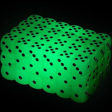 Imagem de 54 peças de dados que brilham no escuro com 6 lados e bolsas de veludo preto para jogos de tabuleiro, lembrancinhas de festa temática de cassino