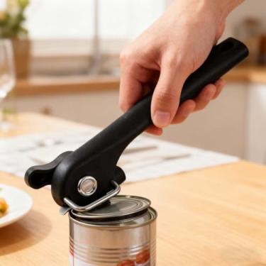 Imagem de Abridor de latas manual de aço inoxidável seguro com alça única e cortador de tampa lateral, perfeito para chefs domésticos e restaurantes