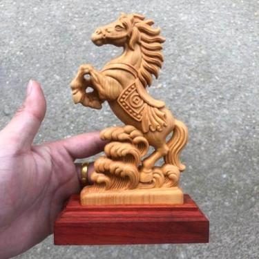 Imagem de FENNYYAR Estátua de cavalo do zodíaco escultura em madeira de cipreste de penhasco, 18,5 cm, escultura artesanal de animais para decoração de escritório em casa