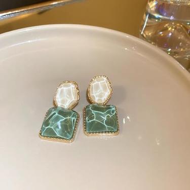 Imagem de Brincos de acrílico delicados para mulheres, brincos leves de dois tons, banhado a ouro 14k, elegante presente de festa de casamento para mulheres, One Size, Acrílico, Sem pedra preciosa