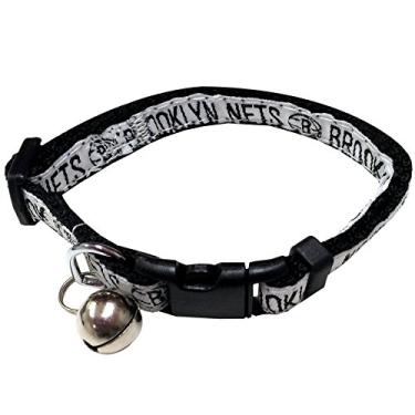 Imagem de Coleira de gato NBA Cat Collar Brooklyn Nets Coleira de gato de cetim para cães e gatos. Uma coleira de gato brilhante e colorida com pingente de sino
