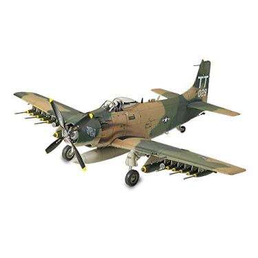 Imagem de Tamiya 61073 - Maquete de avião Douglas A-1J Skyrider USAF, cor/modelo sortido